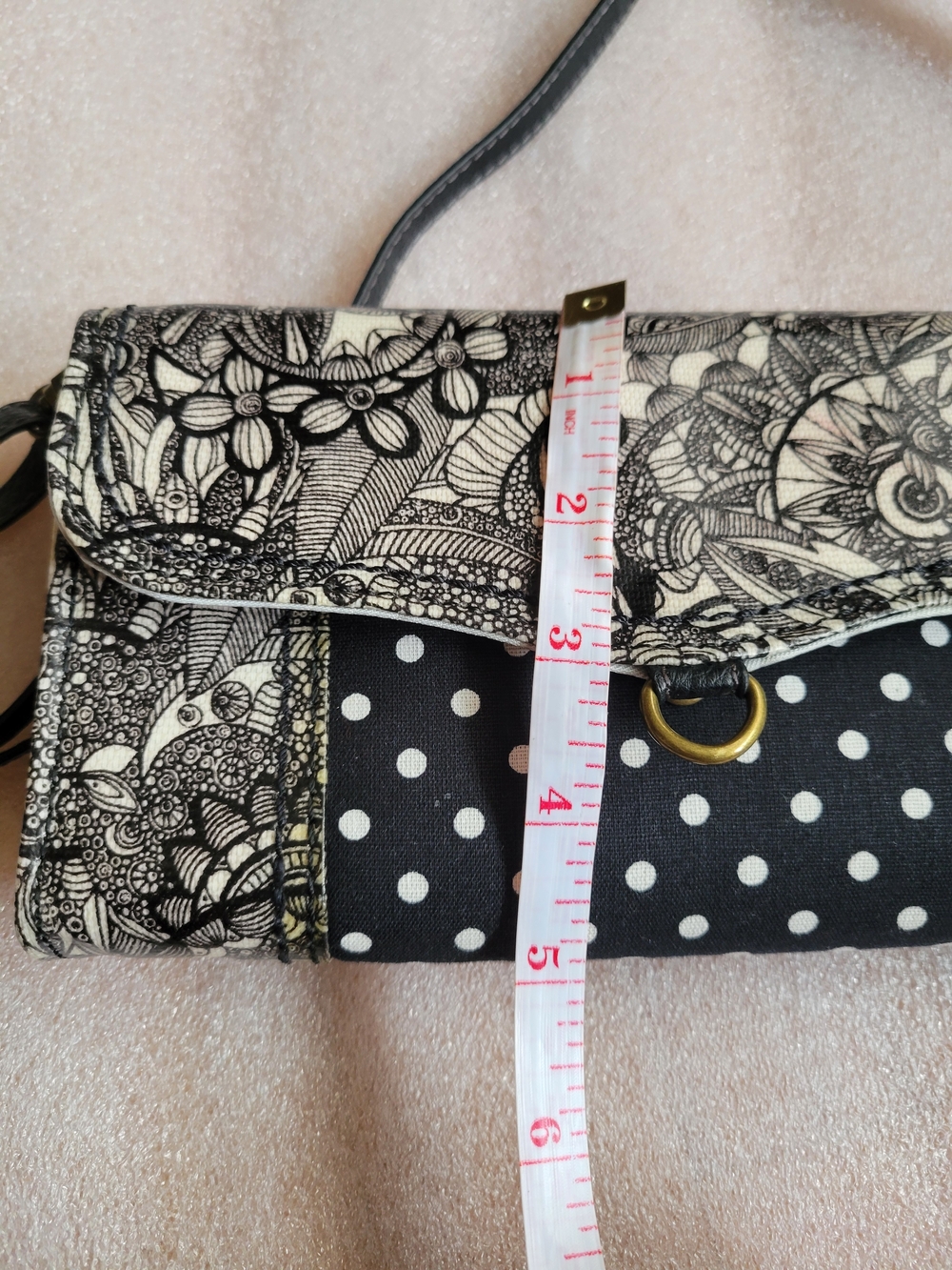 Sakroots Women’s Printed Black/Off White Adjustable Strap Crossbody Wallet/Purse - Picture 12 of 14